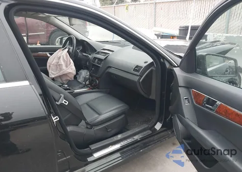 2011 Mercedes-Benz C 300 Luxury z USA, uszkodzony, nr VIN WDDGF5EB8BA467755